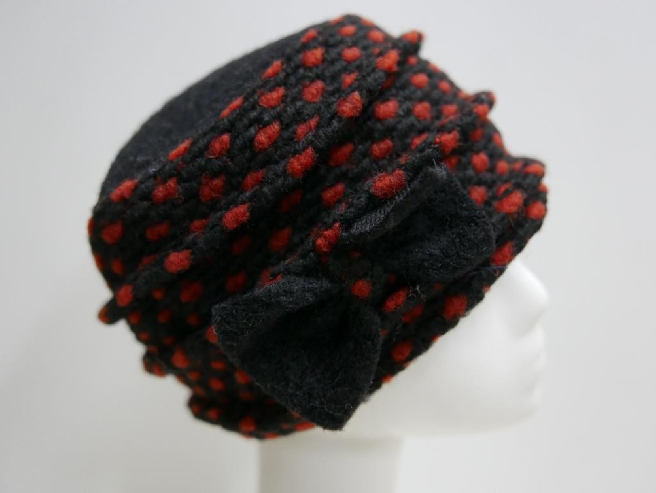 Czarno czerwony toczek czapka tkanina do 58 cm regulowany