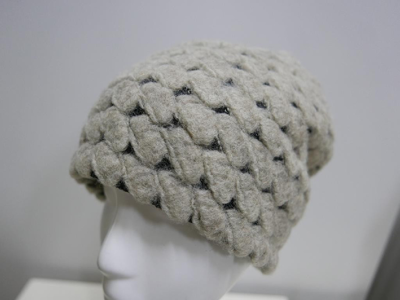 Beżowa bukla czapka  tkanina do 58 cm