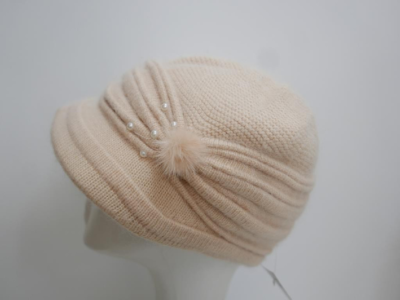 Beżowa czapka z daszkiem angora