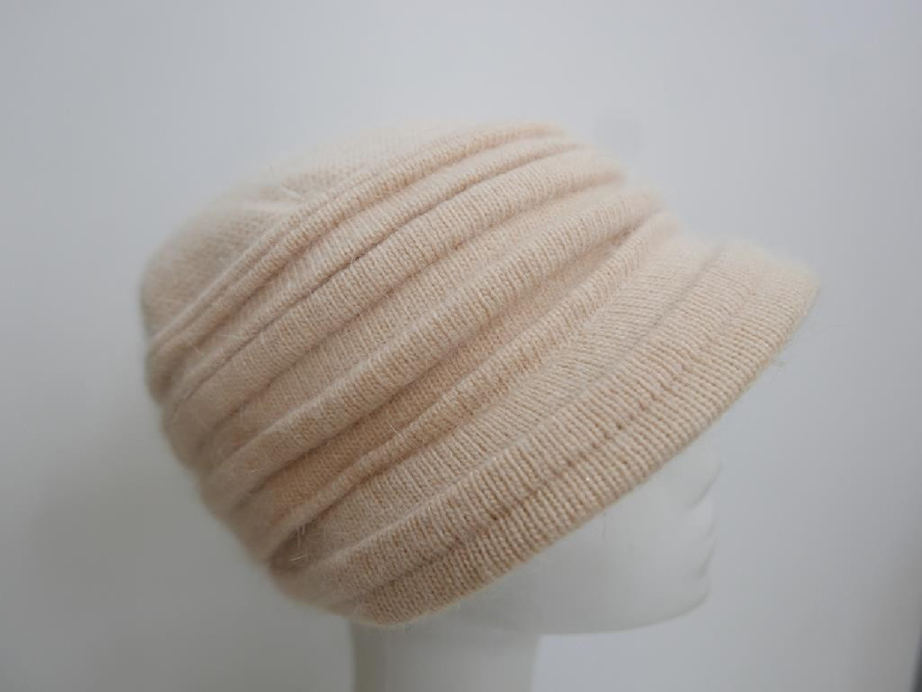 Beżowa czapka z daszkiem angora