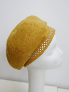 Miodowy beret na pasku do 58 cm regulowany
