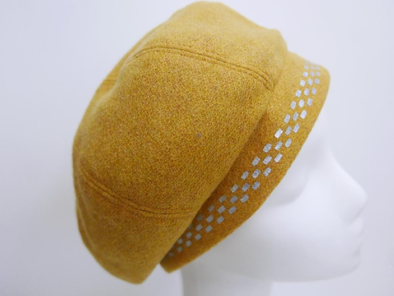 Miodowy beret na pasku do 58 cm regulowany