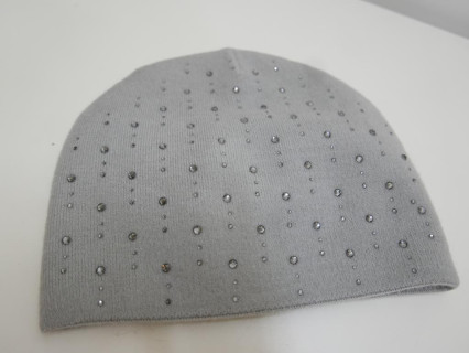 Szara czapka wełniana z cyrkoniami