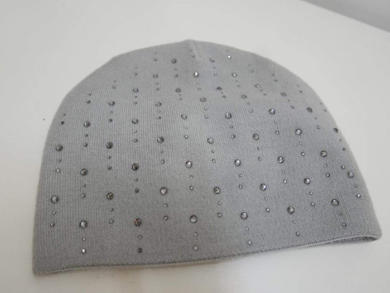 Szara czapka wełniana z cyrkoniami