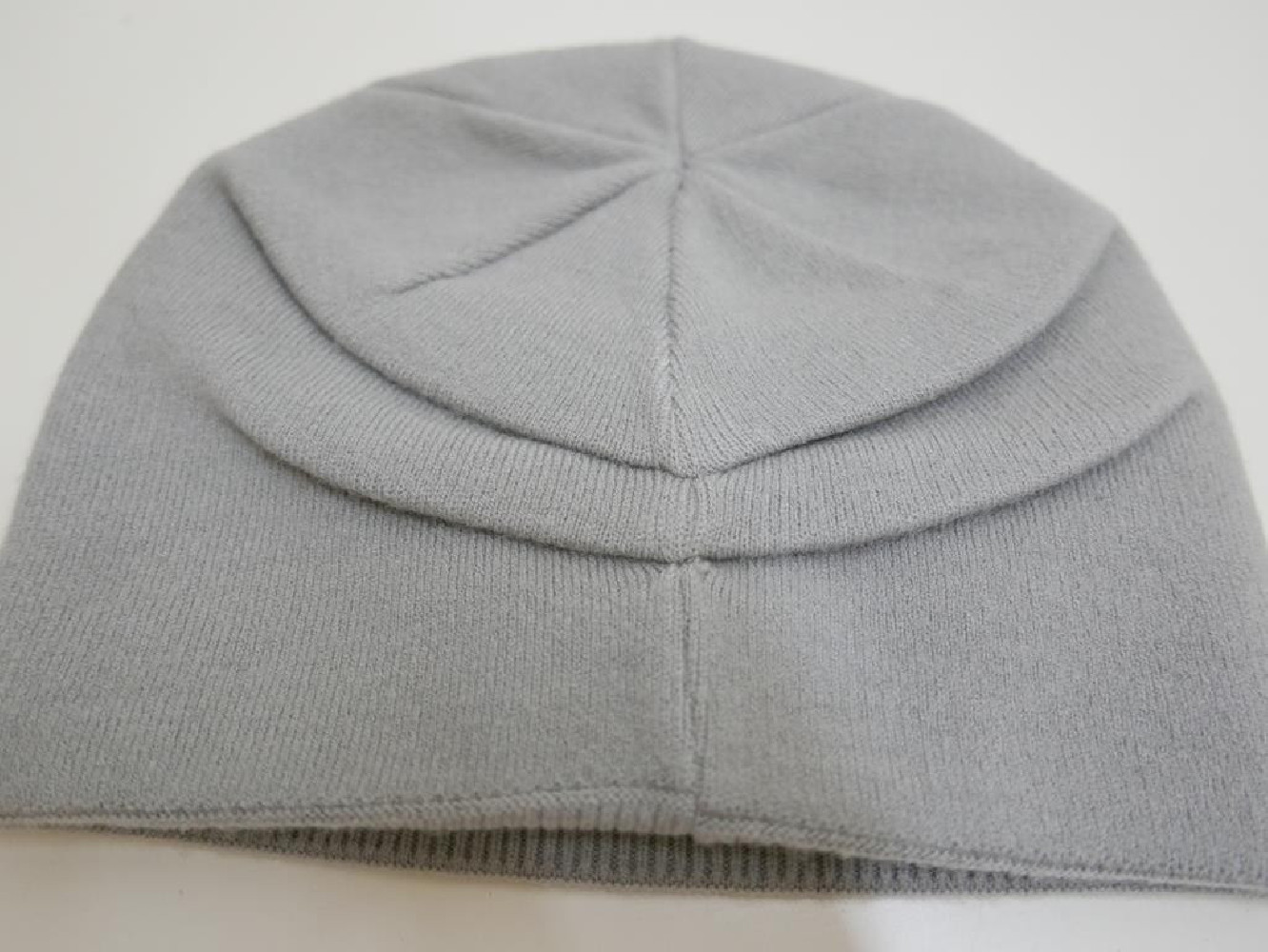 Szara czapka wełniana z cyrkoniami