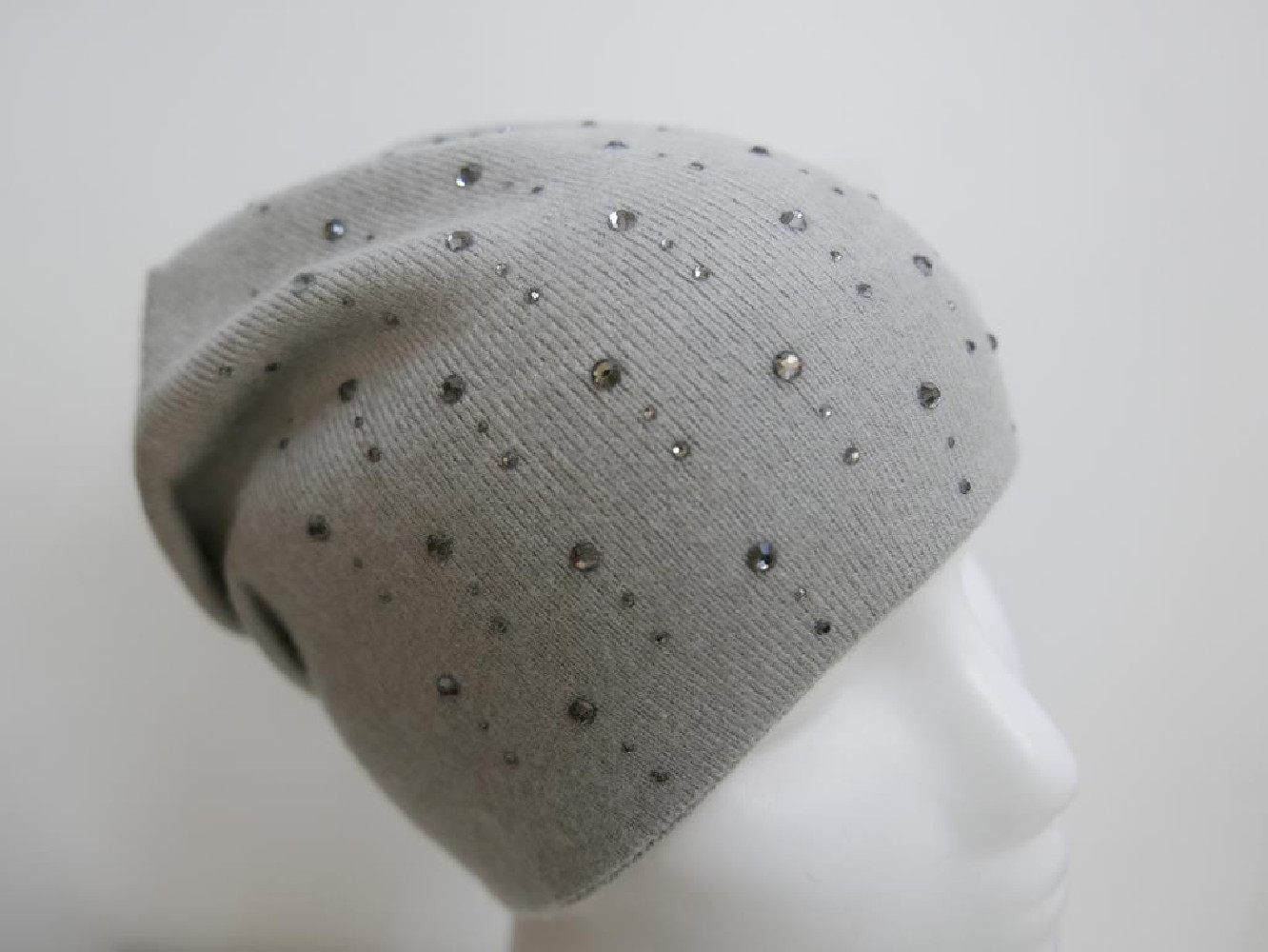 Szara czapka wełniana z cyrkoniami