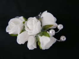 Broszka bukiecik z kwiatów, biały