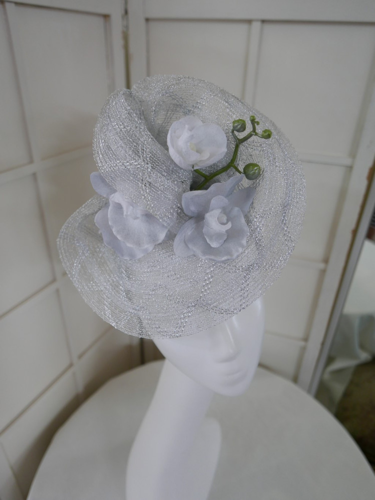 Weronika srebrzysty letni toczek fascynator