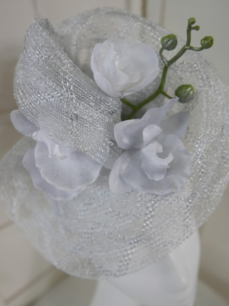 Weronika srebrzysty letni toczek fascynator