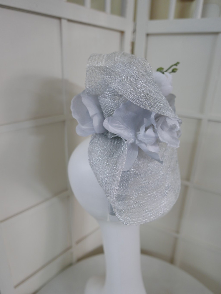 Weronika srebrzysty letni toczek fascynator