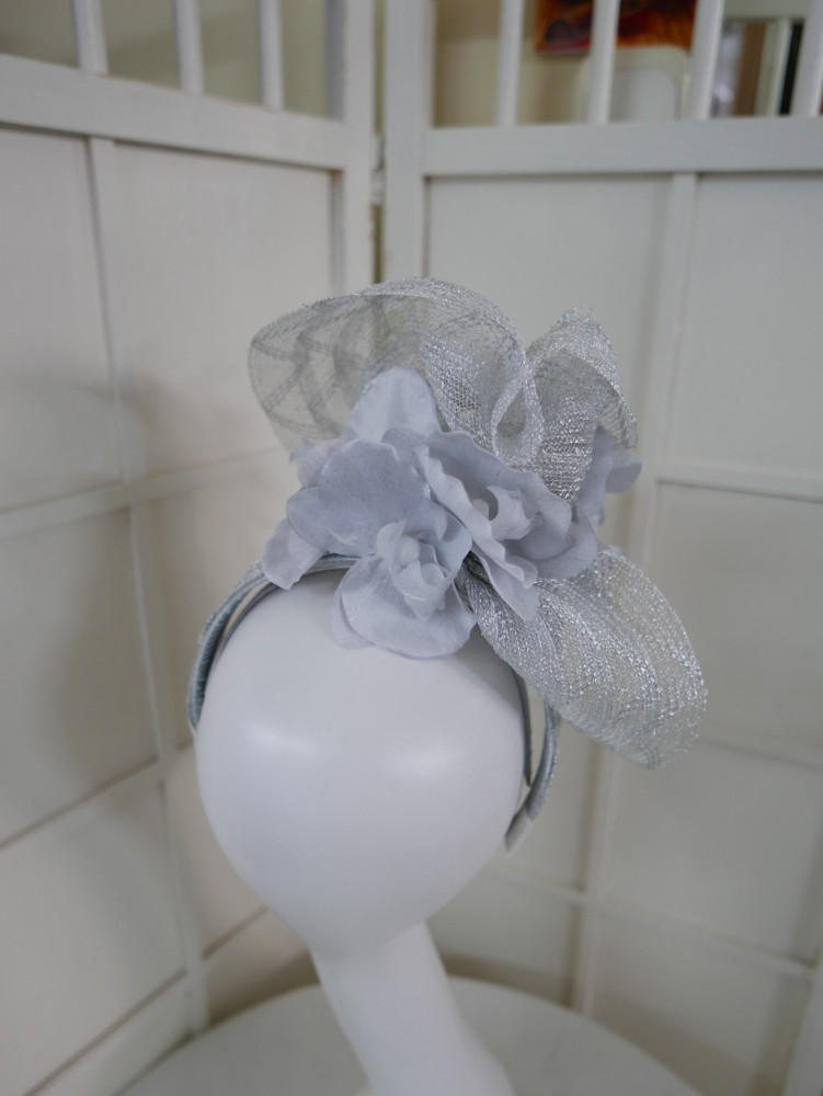 Weronika srebrzysty letni toczek fascynator