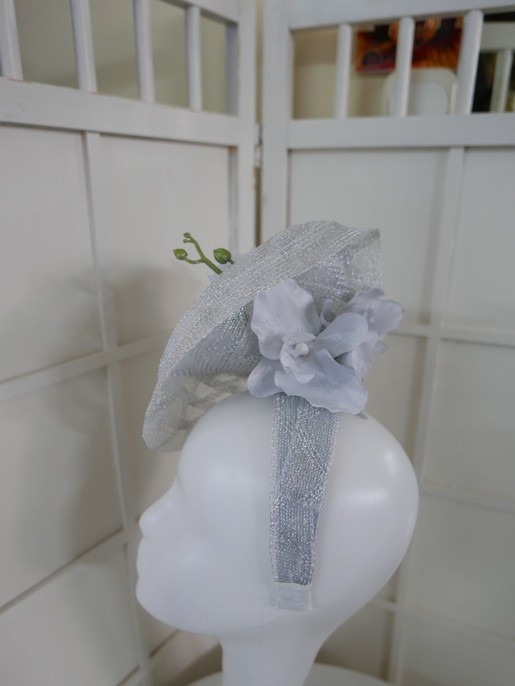 Weronika srebrzysty letni toczek fascynator