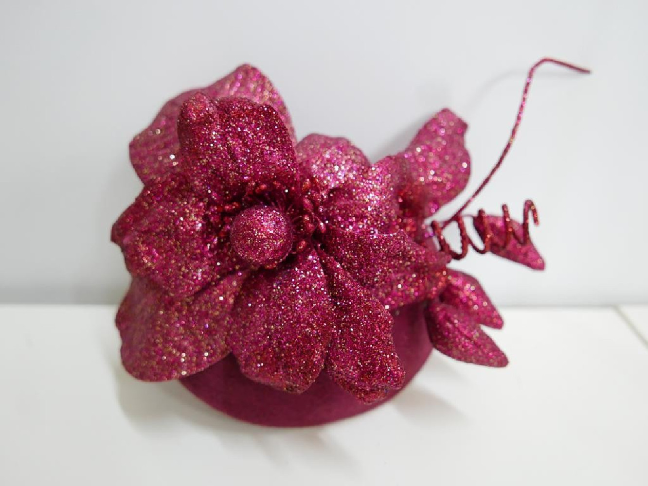 Świąteczny czerwony-mini toczek fascynator