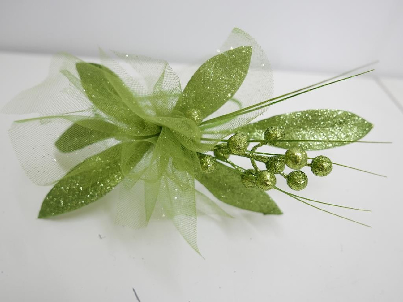 Zielony fascynator święteczno karnawałowy na przepasce