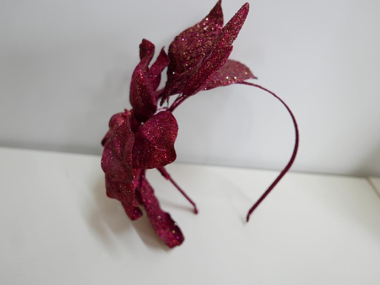 Czerwony fascynator święteczno karnawałowy na przepasce