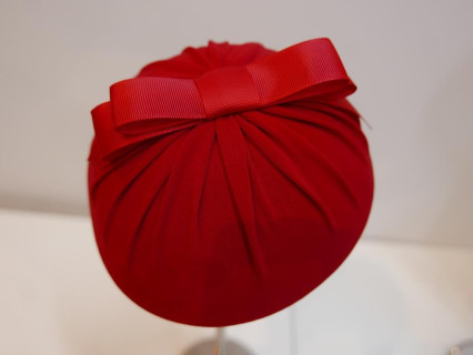 Czerwony-mini toczek fascynator z tkaniny