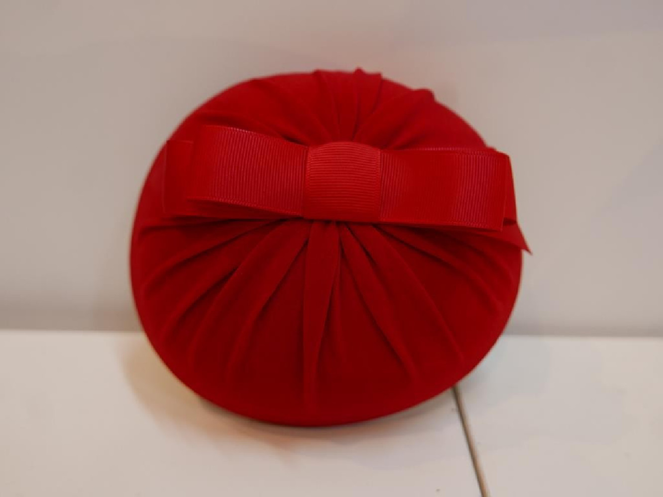 Czerwony-mini toczek fascynator z tkaniny