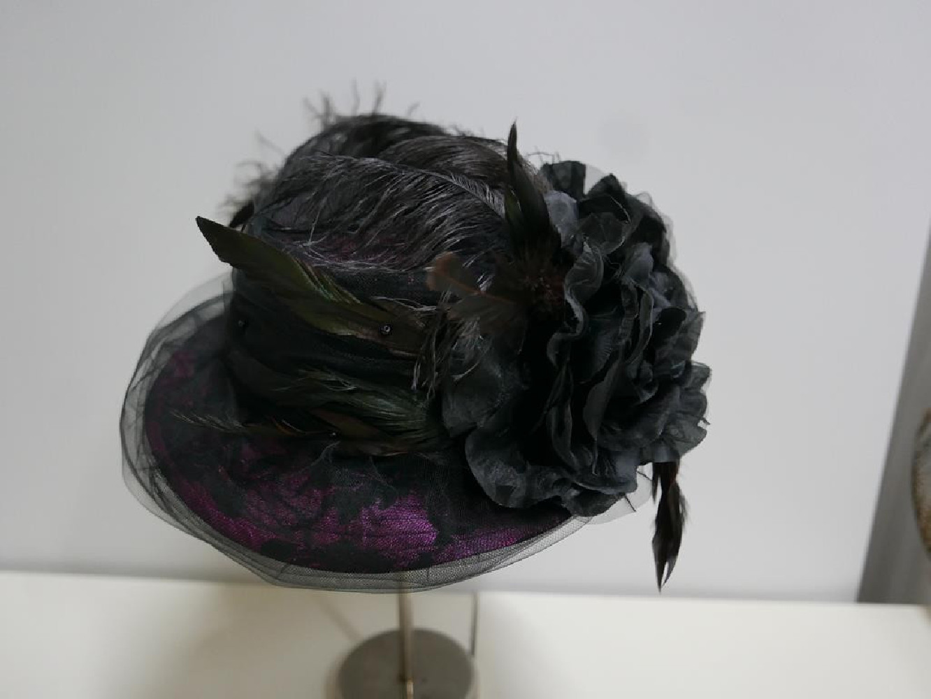 Vivien czarny z różem kapelusz gotycki