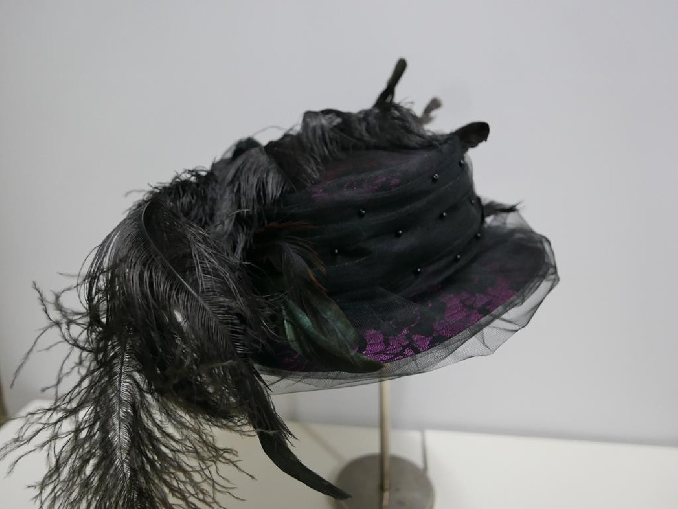 Vivien czarny z różem kapelusz gotycki