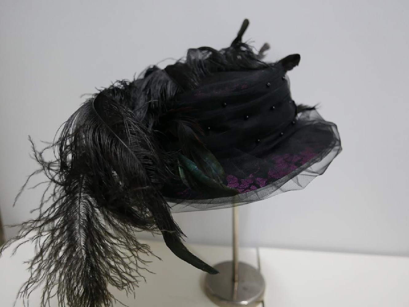 Vivien czarny z różem kapelusz gotycki