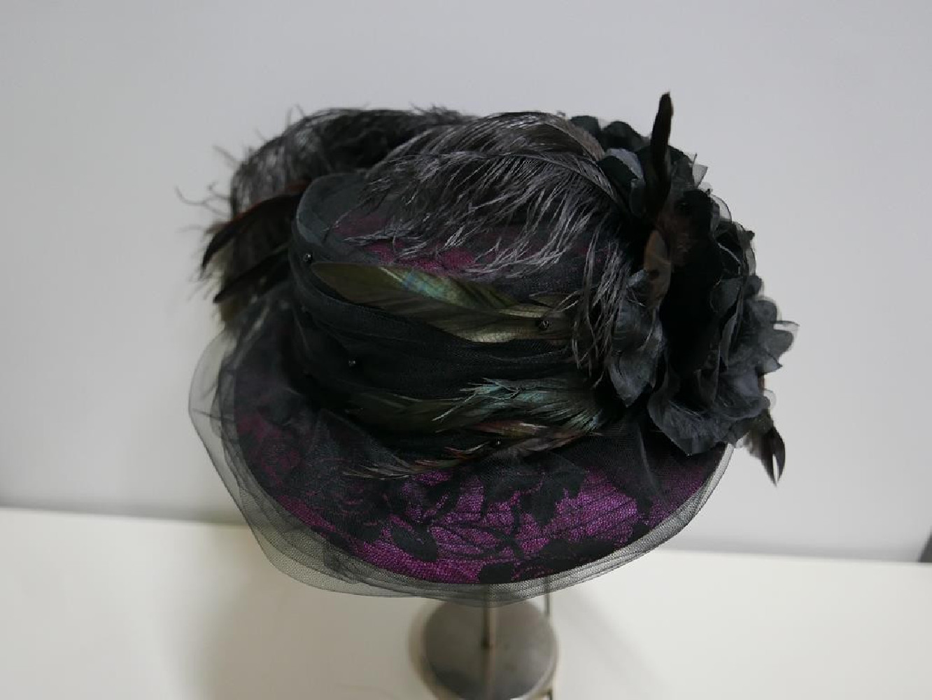 Vivien czarny z różem kapelusz gotycki