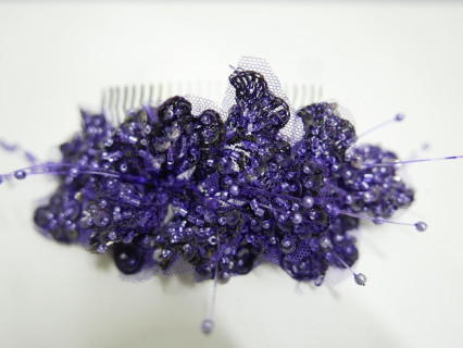 Fioletowa koronka z koralikami na grzebyku
