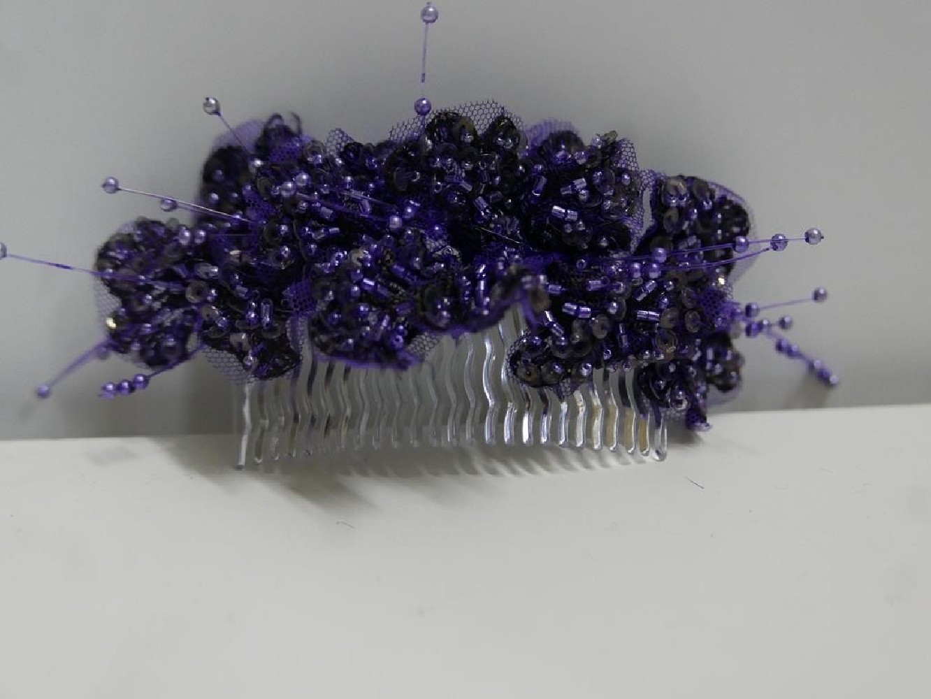 Fioletowa koronka z koralikami na grzebyku