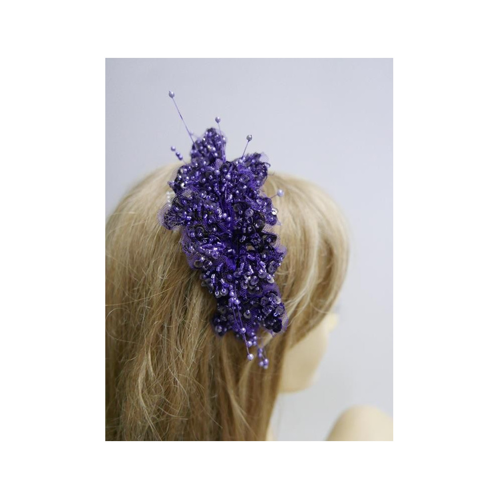 Fioletowa koronka z koralikami na grzebyku