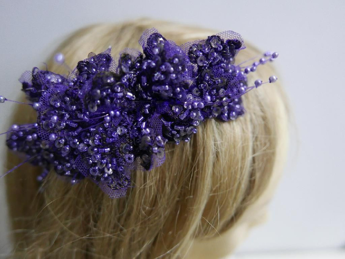 Fioletowa koronka z koralikami na grzebyku