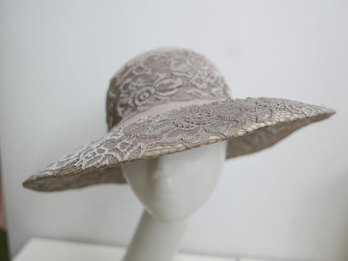 Maria beżowy koronkowy kapelusz z dużym rondem-57-59 cm