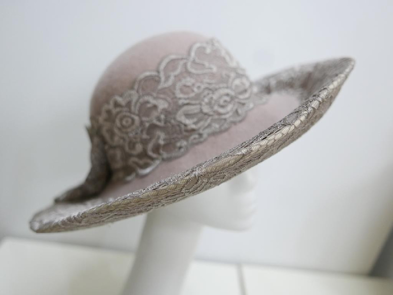 Maria beżowy koronkowy kapelusz z dużym rondem-57-59 cm