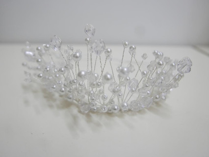 Srebrny diadem z kryształów i pereł