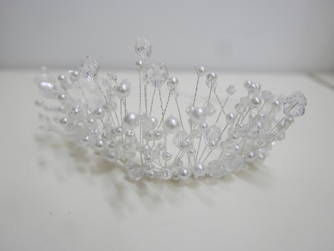 Srebrny diadem z kryształów i pereł