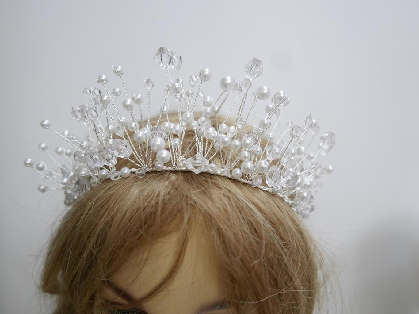 Srebrny diadem z kryształów i pereł