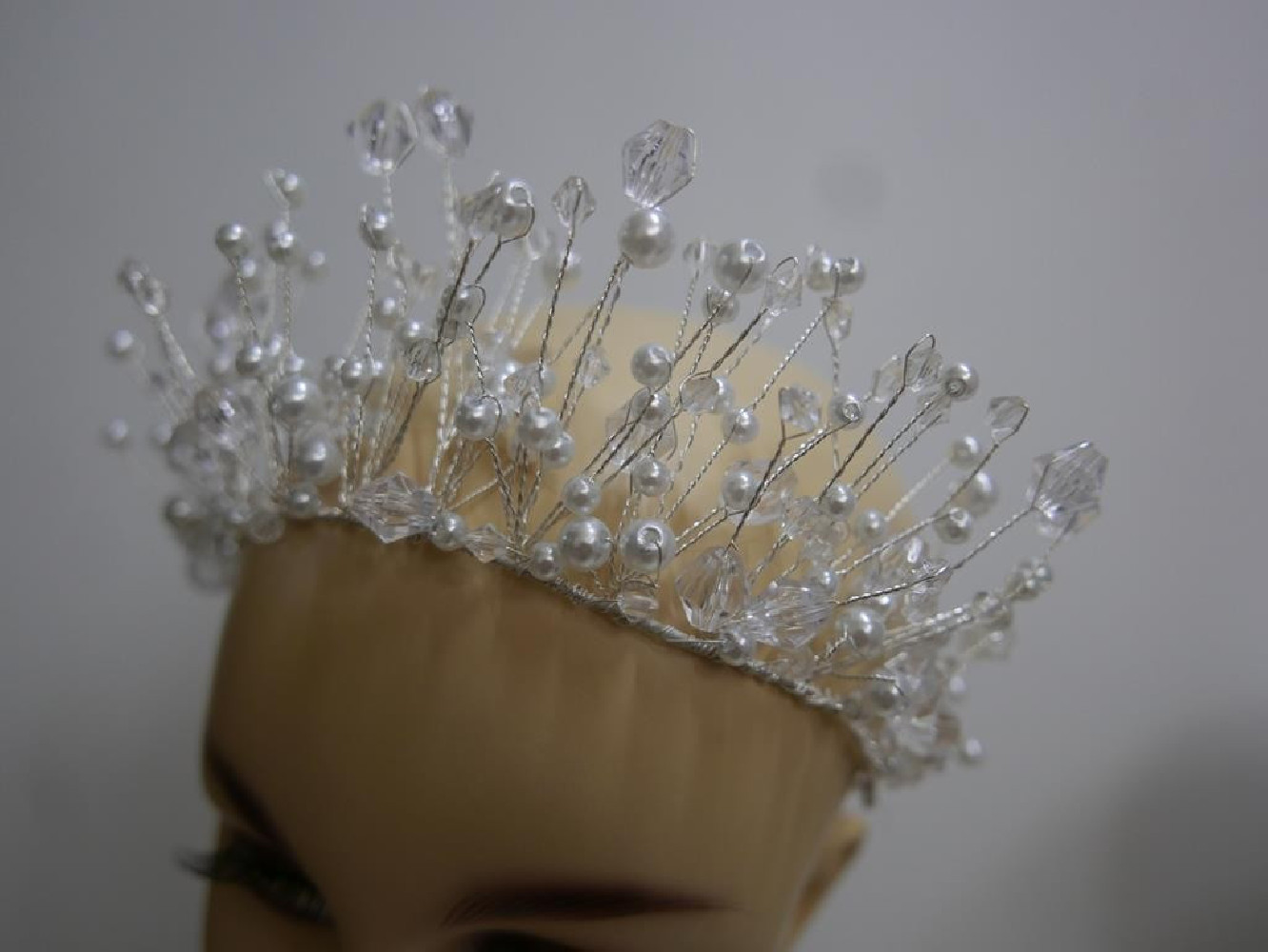 Srebrny diadem z kryształów i pereł