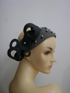 Szara opaska filcowa-z perełkami