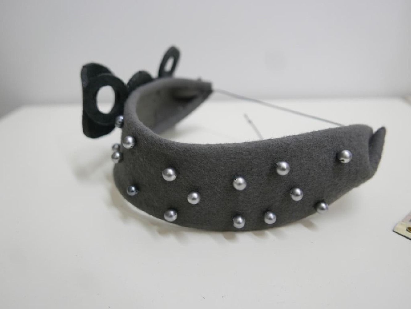 Szara opaska filcowa-z perełkami