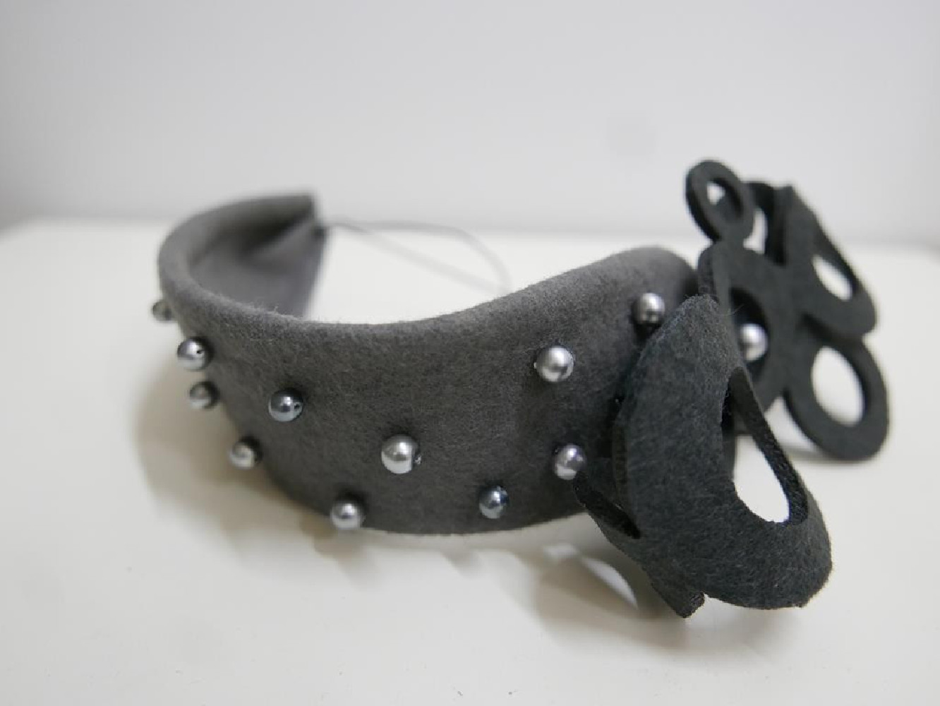 Szara opaska filcowa-z perełkami