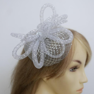 Biało srebrny fascynator z crin na grzebieniu