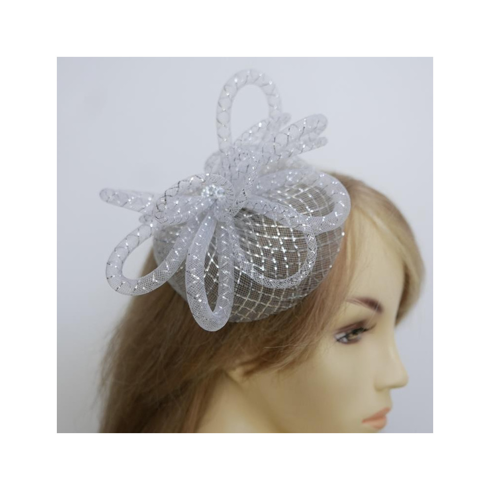 Biało srebrny fascynator z crin na grzebieniu