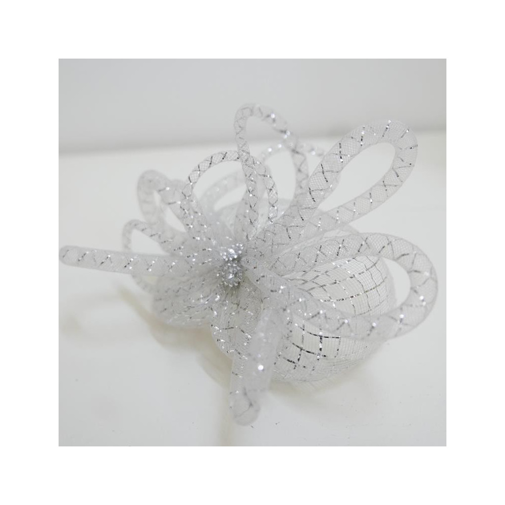 Biało srebrny fascynator z crin na grzebieniu