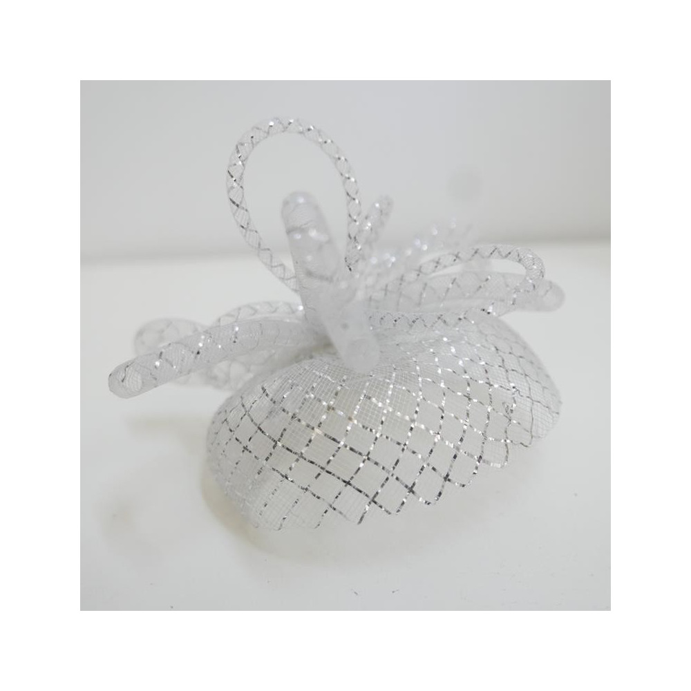 Biało srebrny fascynator z crin na grzebieniu