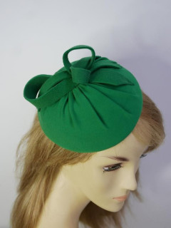 Zielony-mini toczek fascynator z tkaniny