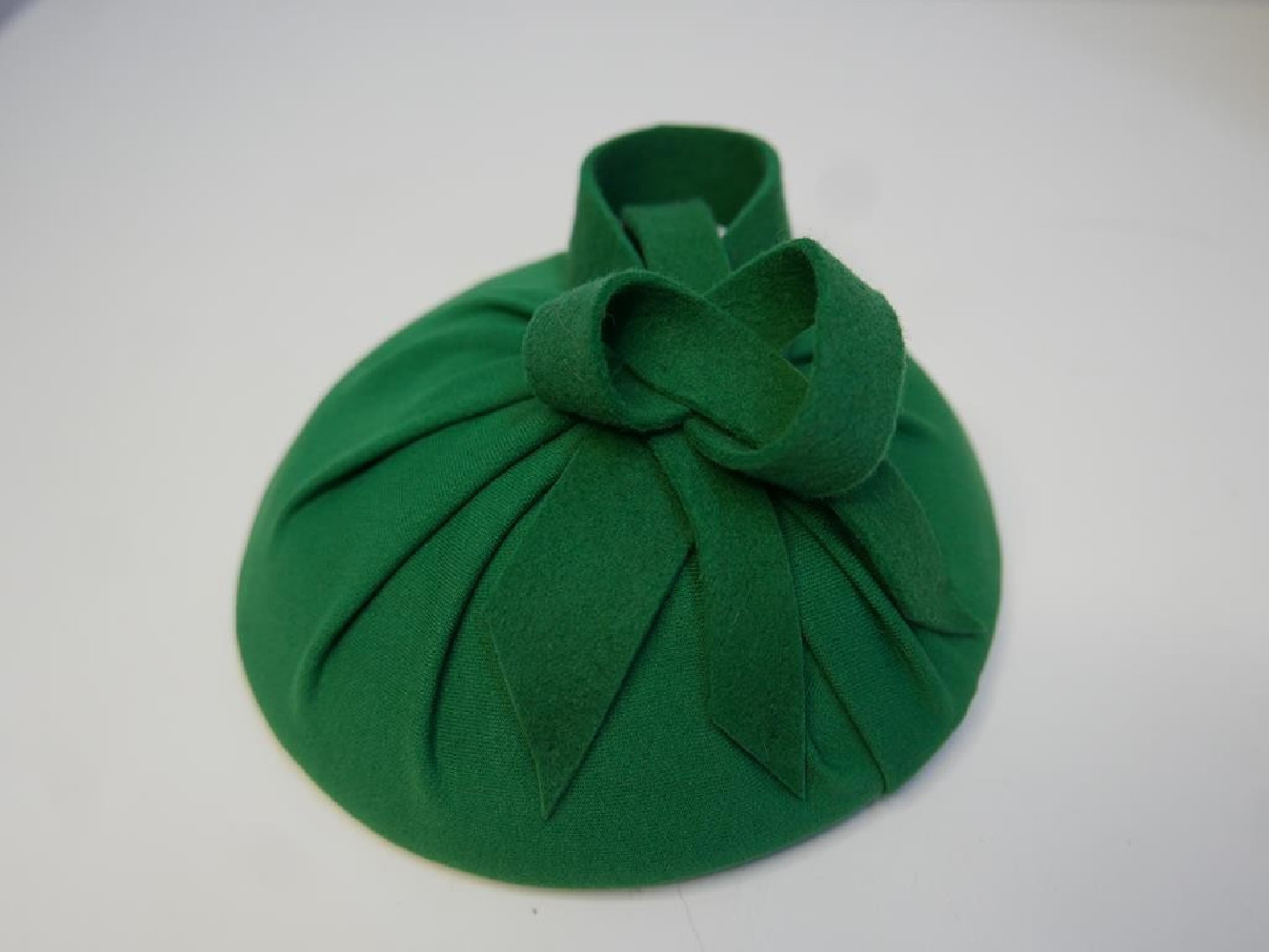 Zielony-mini toczek fascynator z tkaniny