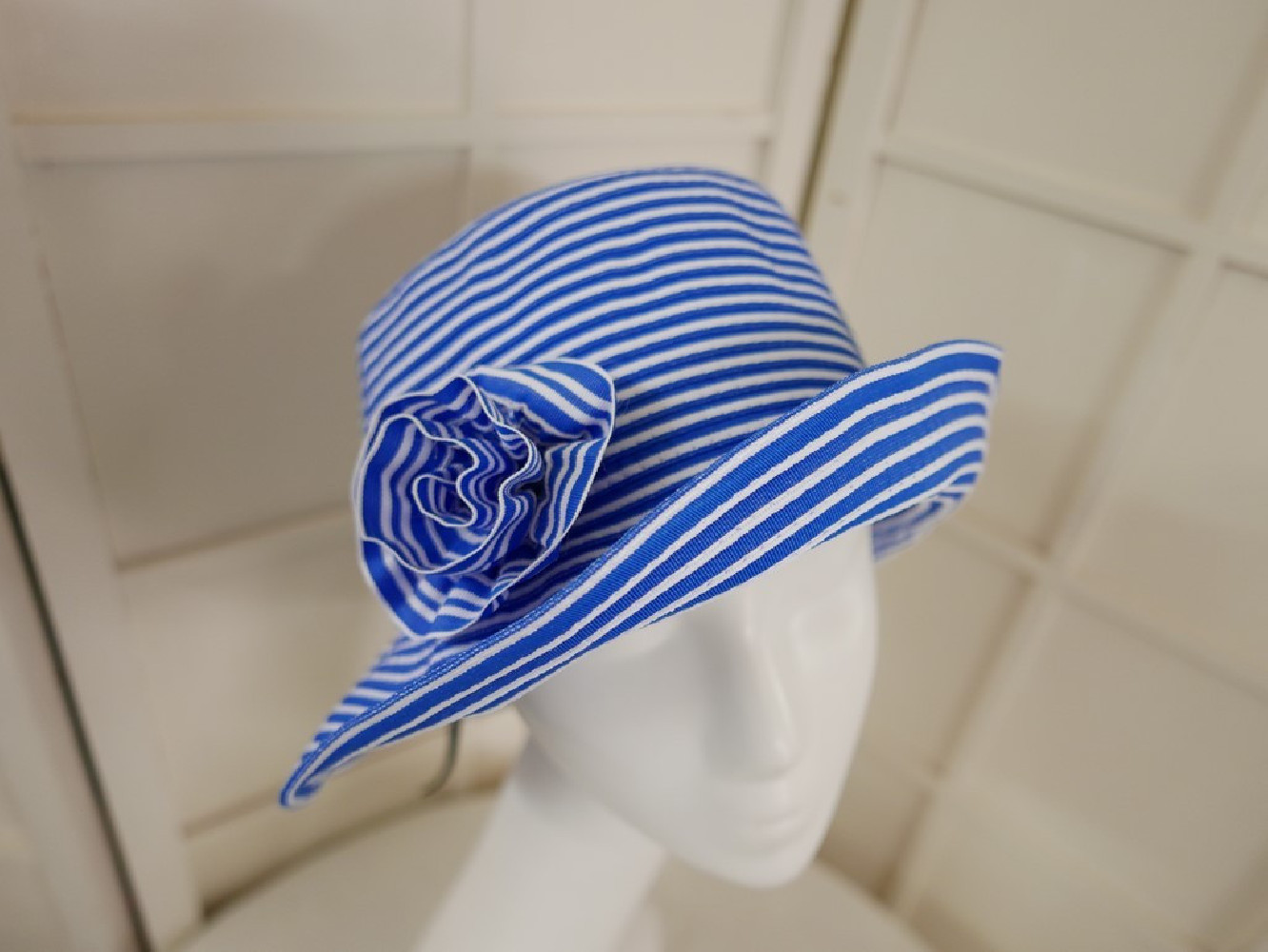 Maja biało szafirowy letni  kapelusz 54-57 cm