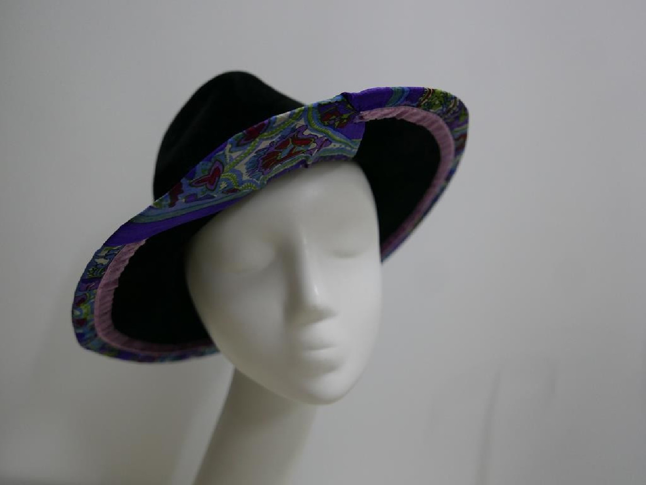 Syriusz -czarny kapelusz welurowy z jedwabiem 56-58 cm