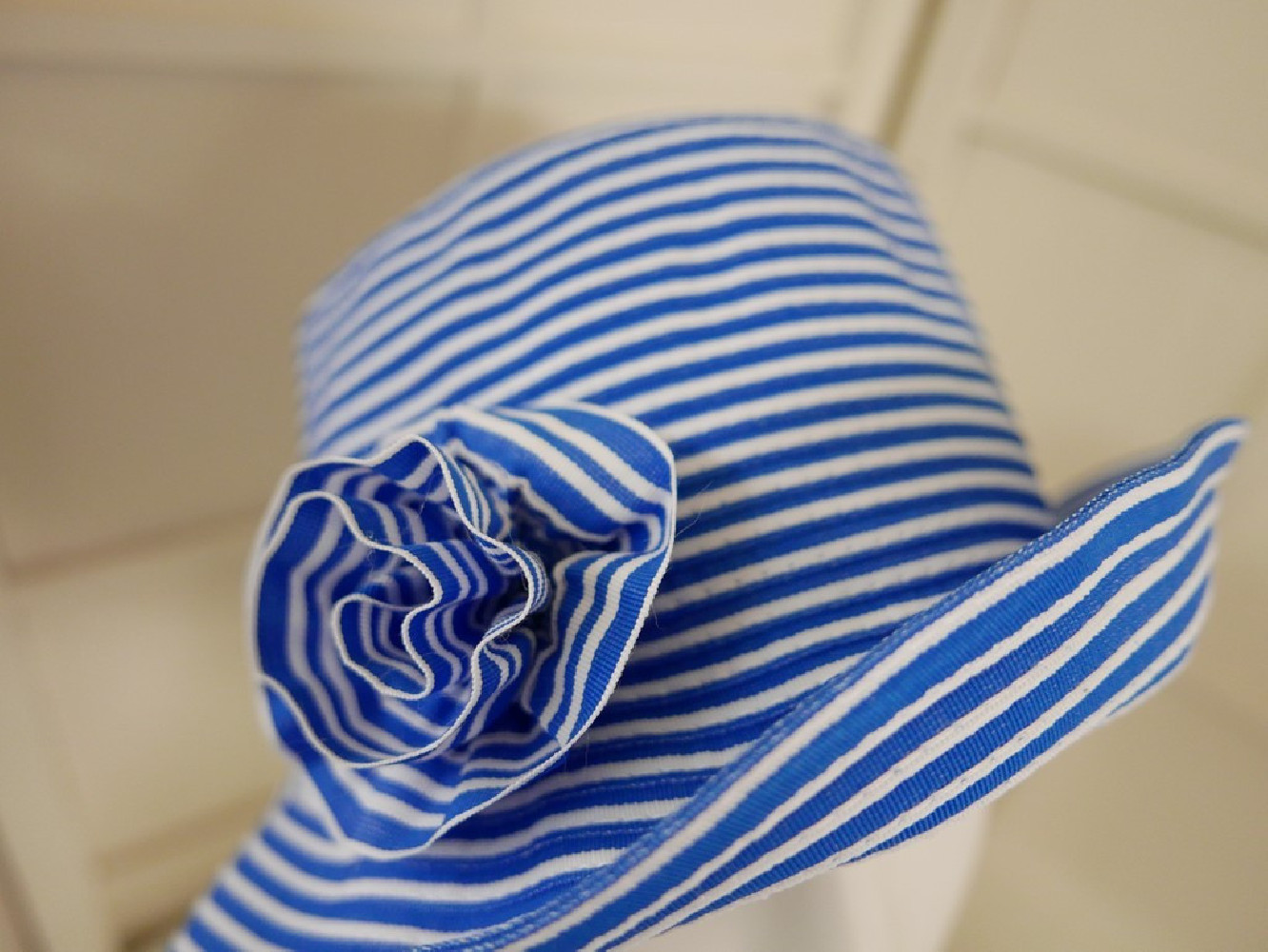 Maja biało szafirowy letni  kapelusz 54-57 cm