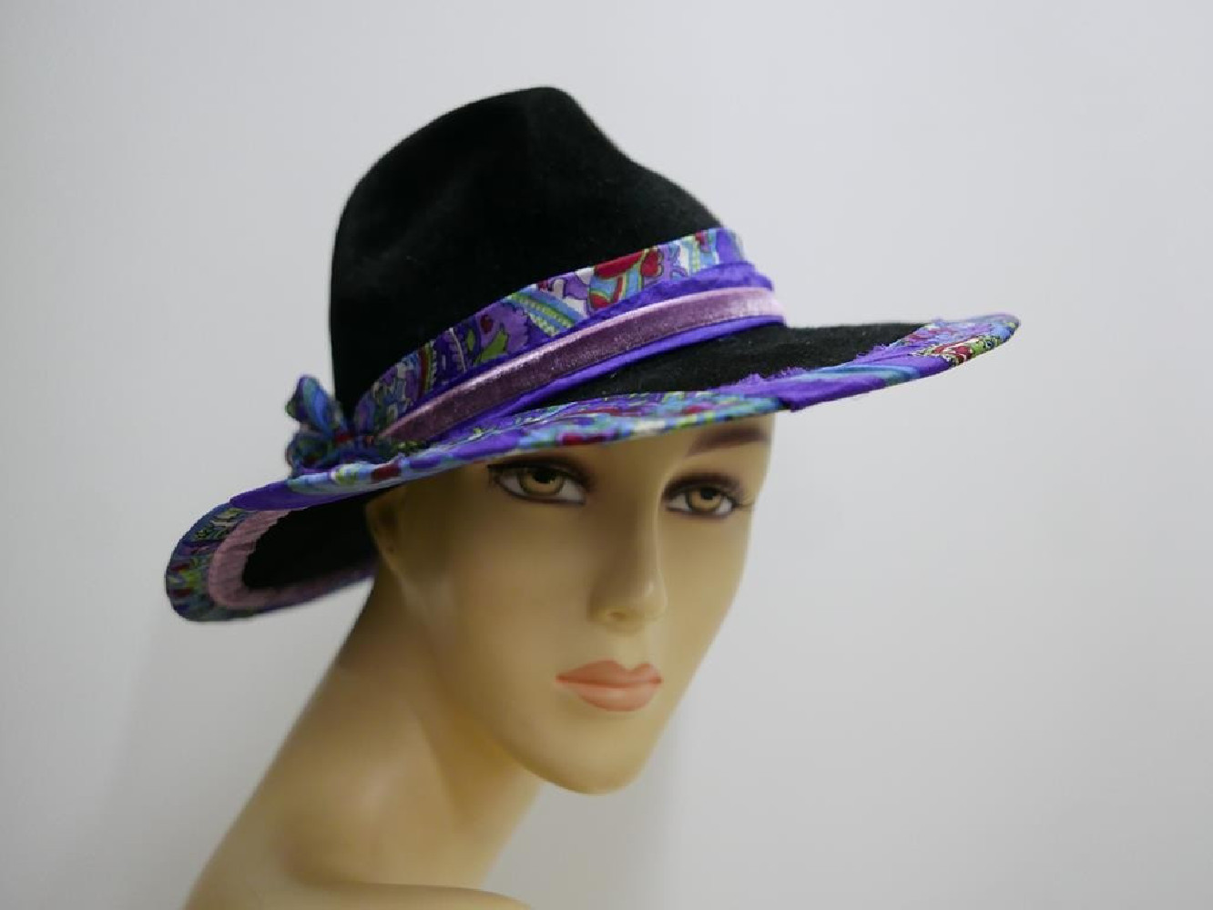 Syriusz -czarny kapelusz welurowy z jedwabiem 56-58 cm