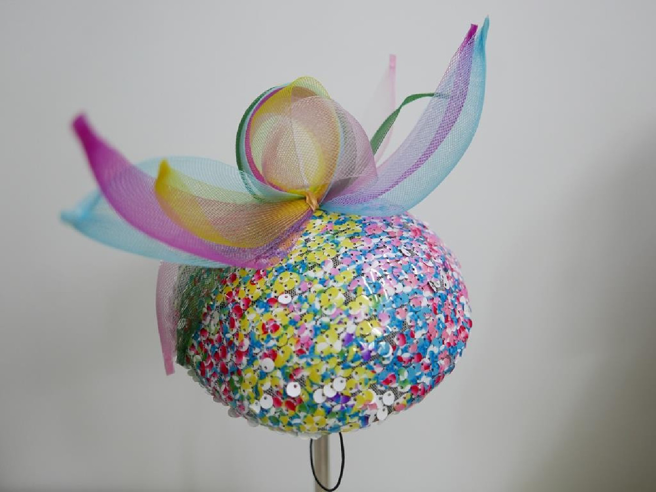 Tęczowy mini toczek fascynator cekiny mat