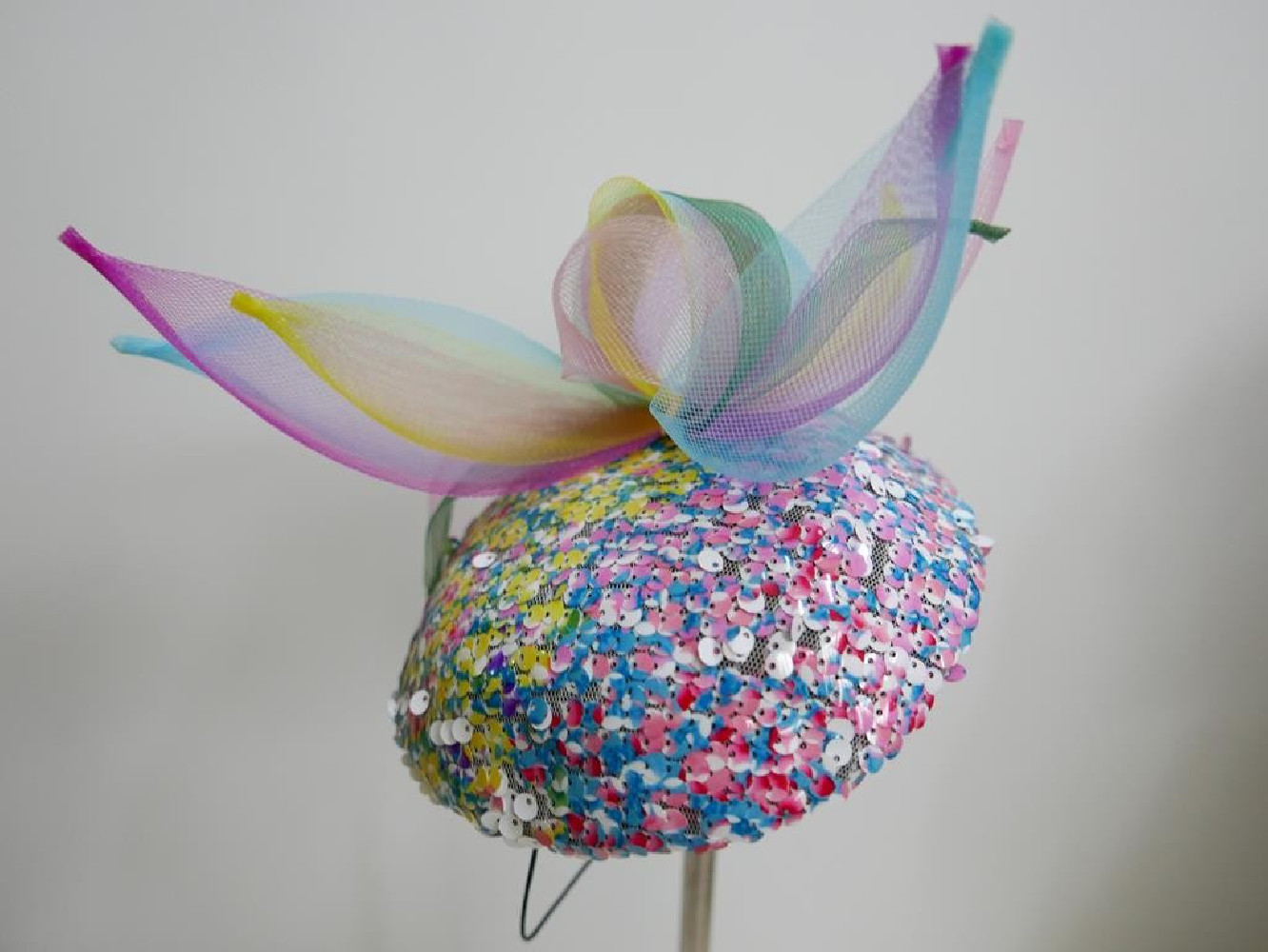 Tęczowy mini toczek fascynator cekiny mat